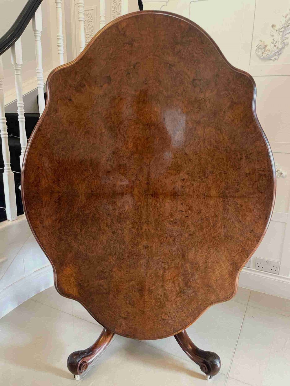 Outstanding Quality Antique 6 Seater Victorian Burr Walnut Centre/Dining Table 71 x 143 x 108cm