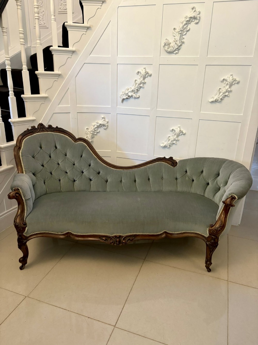 Outstanding Quality Antique Victorian Carved Walnut Chaise Lounge 