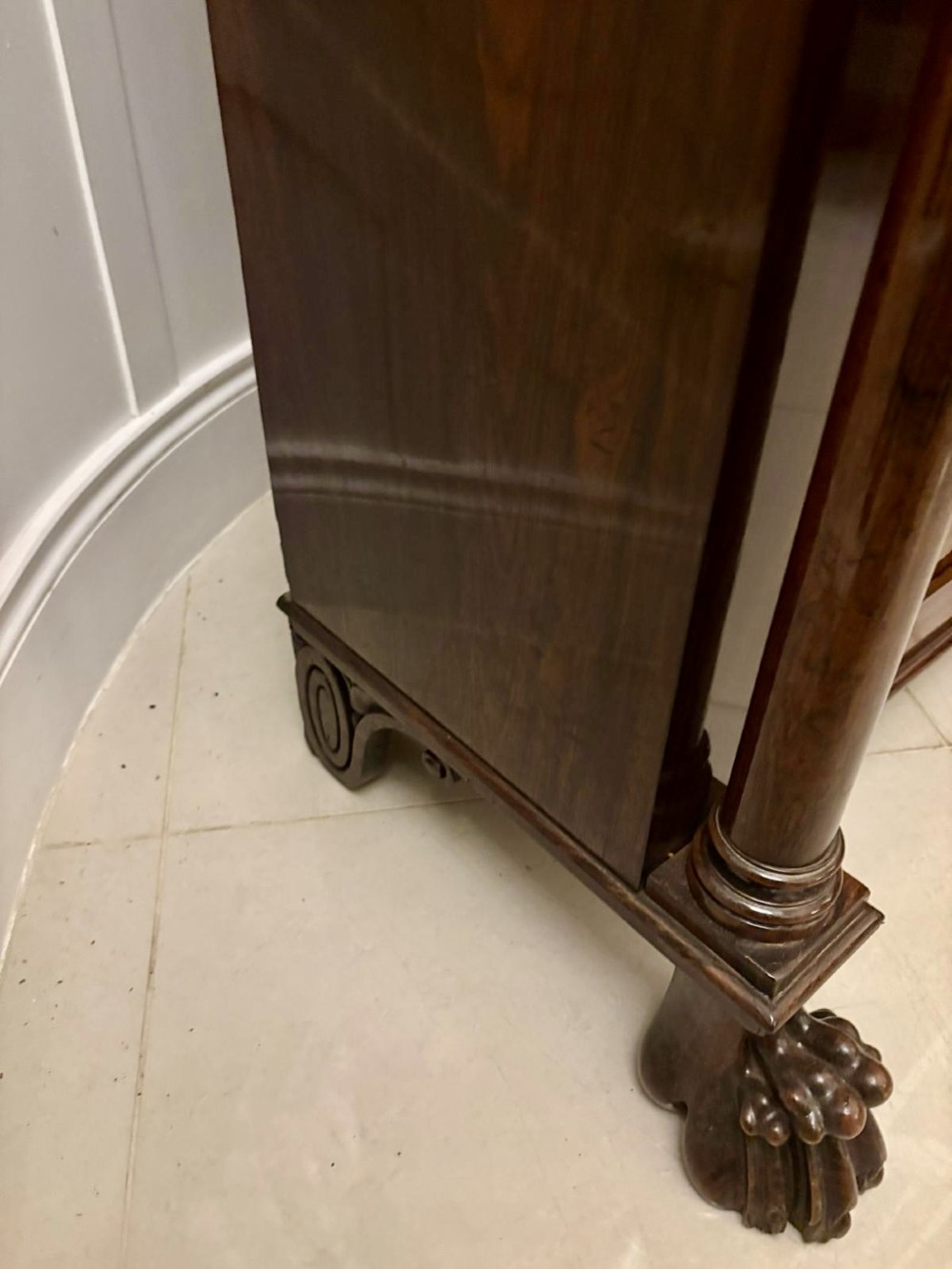 A dark mahogany Regency chiffonier sideboard featuring a two-door lower cupboard, turned support columns, carved claw feet, and a raised upper display shelf with a carved scroll cresting. View X