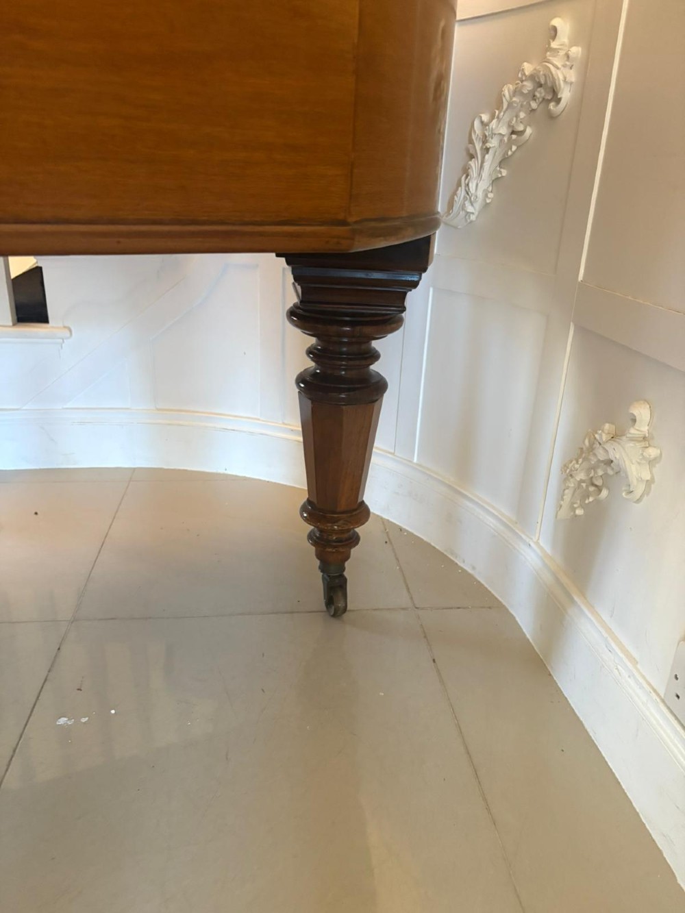 A late Victorian C. Bechstein Model V boudoir grand piano in rosewood, featuring a open top lid, carved fretwork music desk, turned legs, and brass castors. View VII