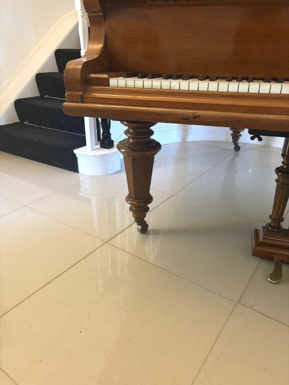 A late Victorian C. Bechstein Model V boudoir grand piano in rosewood, featuring a open top lid, carved fretwork music desk, turned legs, and brass castors. View X