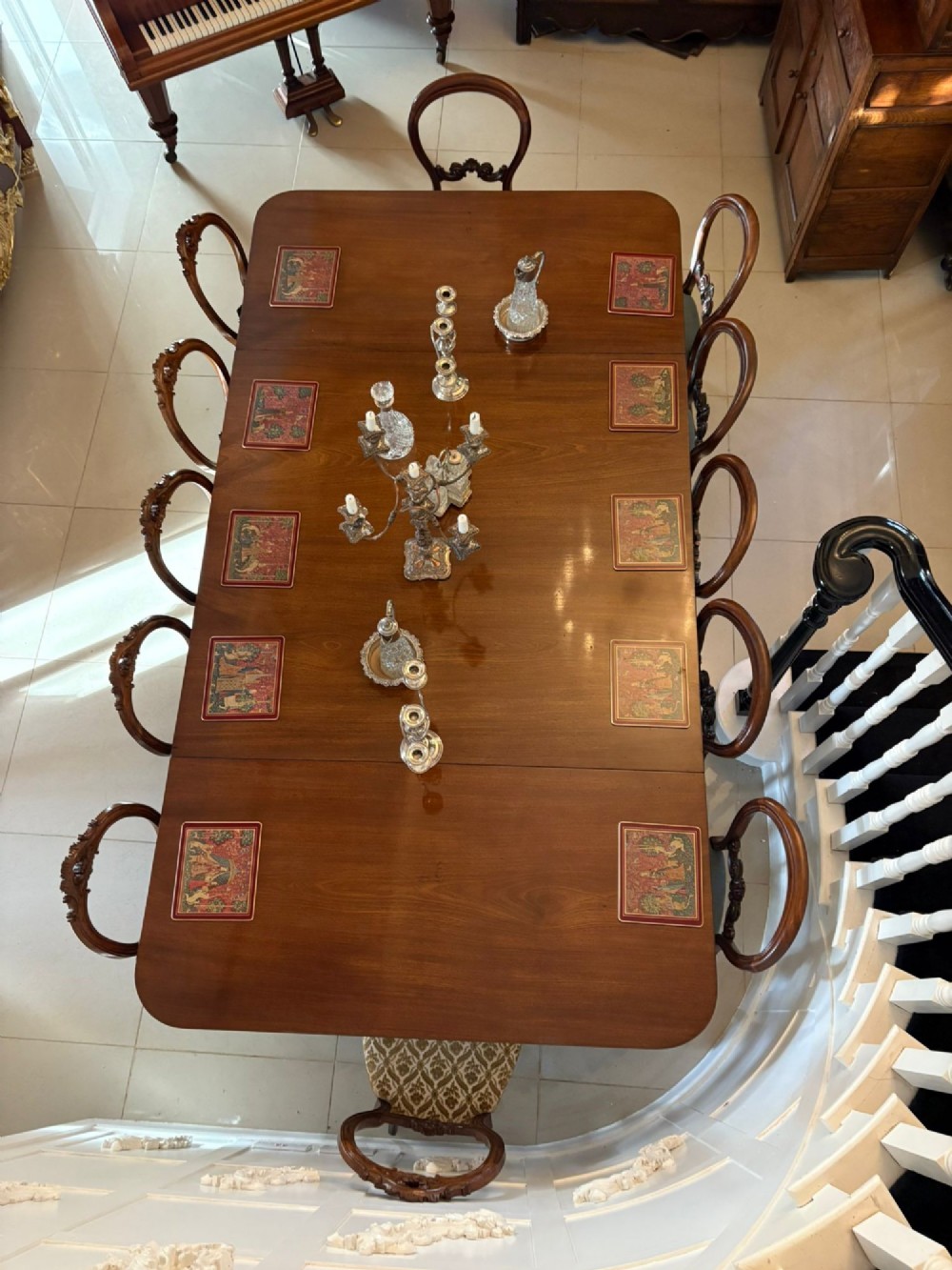 A polished Regency mahogany dining table featuring a three-pillar pedestal base with splayed reeded legs ending in brass castors. View VI