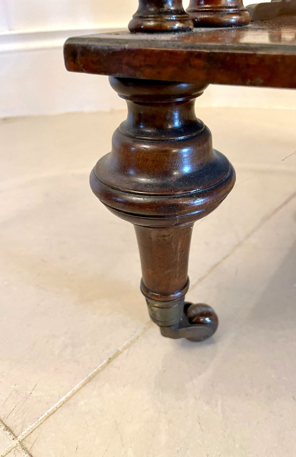 A four-tiered Victorian corner whatnot made of figured burr walnut featuring marquetry inlay, turned columns, and pierced fretwork crests. View XIV