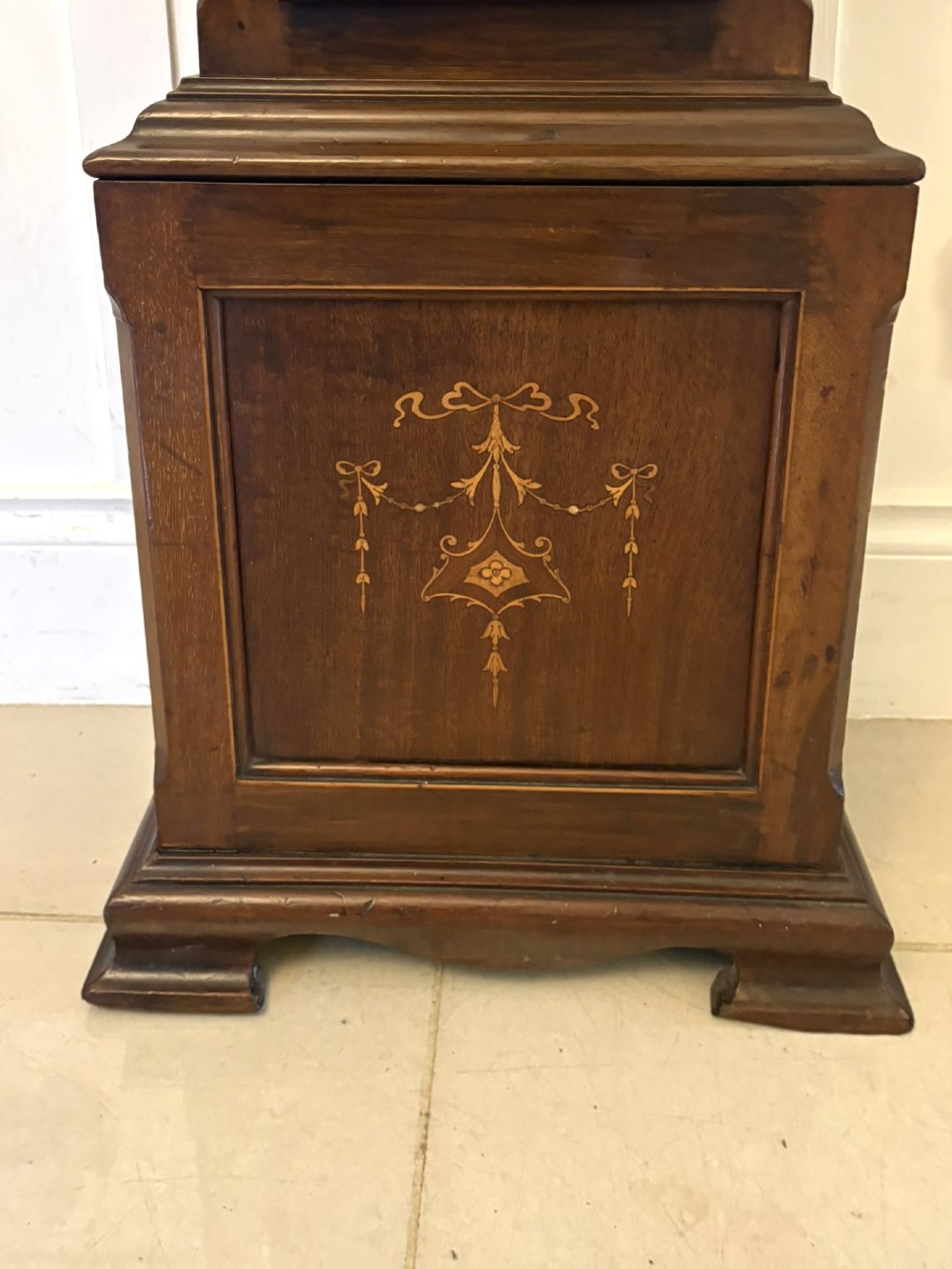 An Edwardian mahogany longcase clock with satinwood urn inlay on the door and a brass dial with Tempus Fugit inscription. View X