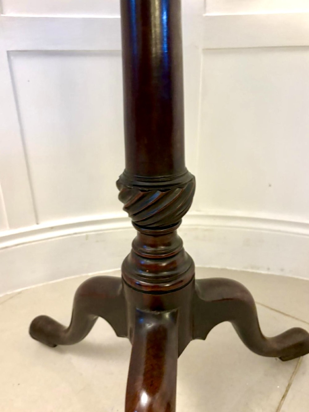 An 18th-century mahogany Chippendale tilt-top tripod table shown upright with a scalloped piecrust edge, turned column, and three cabriole legs. View V