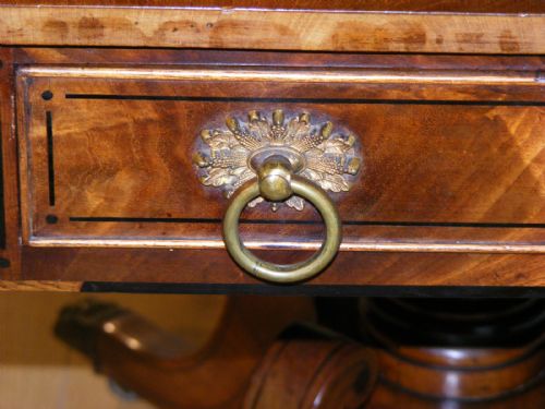 A 19TH CENTURY MAHOGANY AND INLAID PEDESTAL PEMBROKE TABLE - ADDITIONAL PHOTO 13