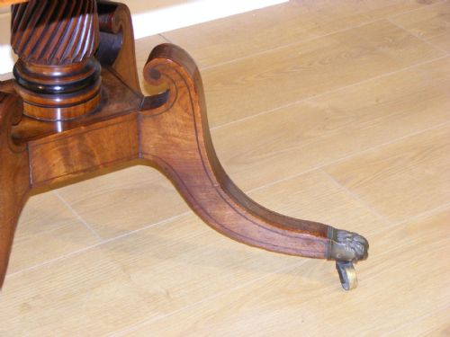A 19TH CENTURY MAHOGANY AND INLAID PEDESTAL PEMBROKE TABLE - ADDITIONAL PHOTO 15