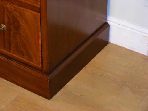 AN EDWARDIAN MAHOGANY AND INLAID CHEST OF DRAWERS - ADDITIONAL PHOTO 9