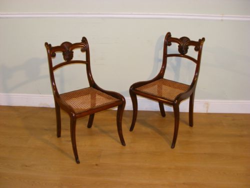 A SET OF FOUR REGENCY MAHOGANY DINING CHAIRS WITH CARVED BACK RAILS - ADDITIONAL PHOTO 1