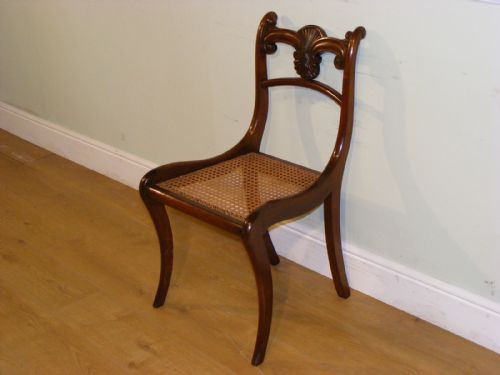 A SET OF FOUR REGENCY MAHOGANY DINING CHAIRS WITH CARVED BACK RAILS - ADDITIONAL PHOTO 5
