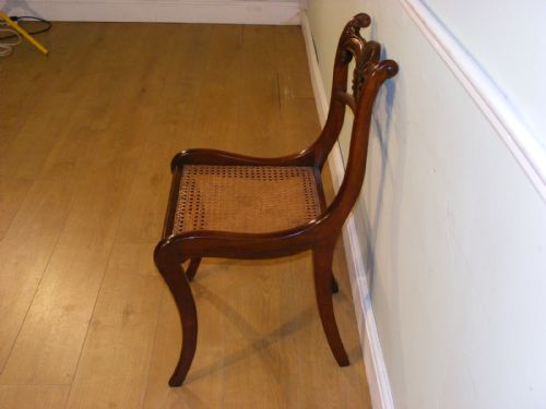 A SET OF FOUR REGENCY MAHOGANY DINING CHAIRS WITH CARVED BACK RAILS - ADDITIONAL PHOTO 6
