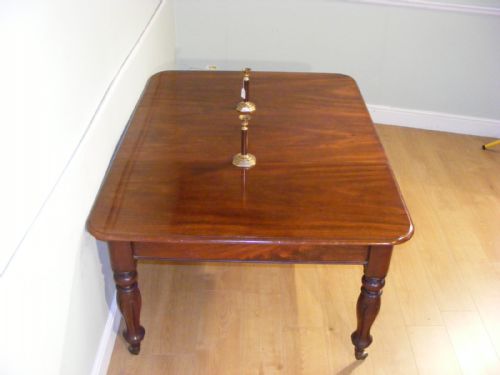 A 19TH CENTURY MAHOGANY EXTENDING DINING TABLE - ADDITIONAL PHOTO 2
