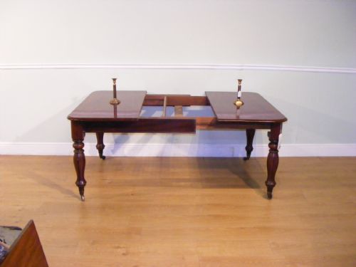 A 19TH CENTURY MAHOGANY EXTENDING DINING TABLE - ADDITIONAL PHOTO 3