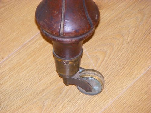 A 19TH CENTURY MAHOGANY EXTENDING DINING TABLE - ADDITIONAL PHOTO 7