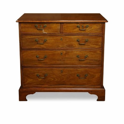 A GEORGIAN MAHOGANY CHEST OF DRAWERS