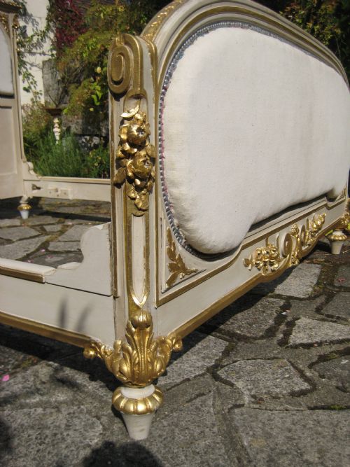 FRENCH PAINTED AND PARCELGILT BED - ADDITIONAL PHOTO 3