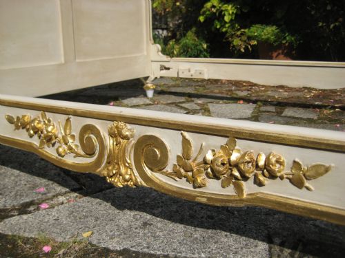 FRENCH PAINTED AND PARCELGILT BED - ADDITIONAL PHOTO 10