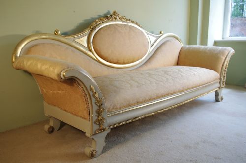PAINTED AND PARCELGILT SOFACHAISE LONGUE - ADDITIONAL PHOTO 2