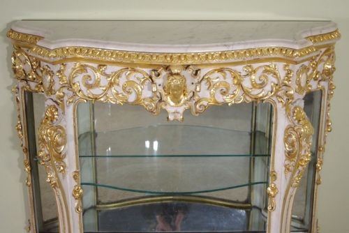 19TH CENTURY PAINTED AND PARCELGILT VITRINEDISPLAY CABINET - ADDITIONAL PHOTO 2