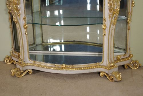 19TH CENTURY PAINTED AND PARCELGILT VITRINEDISPLAY CABINET - ADDITIONAL PHOTO 3
