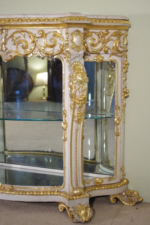 19TH CENTURY PAINTED AND PARCELGILT VITRINEDISPLAY CABINET - ADDITIONAL PHOTO 4