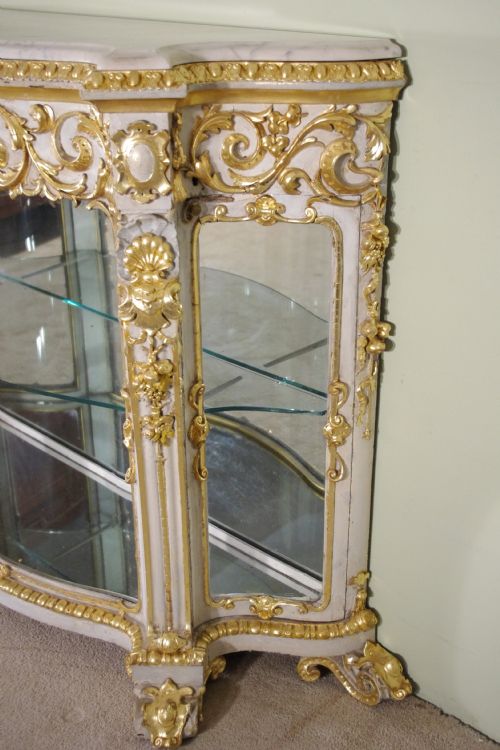 19TH CENTURY PAINTED AND PARCELGILT VITRINEDISPLAY CABINET - ADDITIONAL PHOTO 5