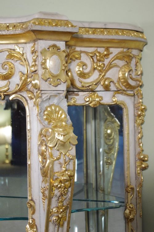 19TH CENTURY PAINTED AND PARCELGILT VITRINEDISPLAY CABINET - ADDITIONAL PHOTO 6