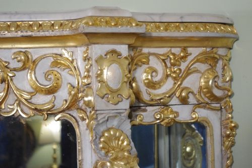 19TH CENTURY PAINTED AND PARCELGILT VITRINEDISPLAY CABINET - ADDITIONAL PHOTO 7