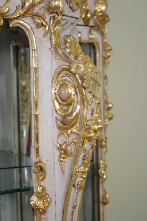 19TH CENTURY PAINTED AND PARCELGILT VITRINEDISPLAY CABINET - ADDITIONAL PHOTO 8