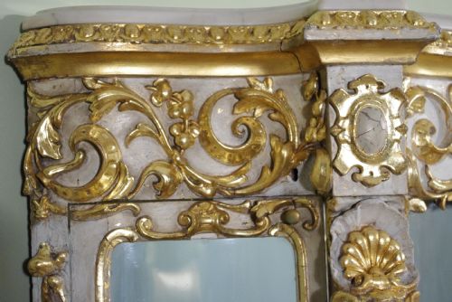19TH CENTURY PAINTED AND PARCELGILT VITRINEDISPLAY CABINET - ADDITIONAL PHOTO 10
