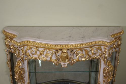 19TH CENTURY PAINTED AND PARCELGILT VITRINEDISPLAY CABINET - ADDITIONAL PHOTO 13