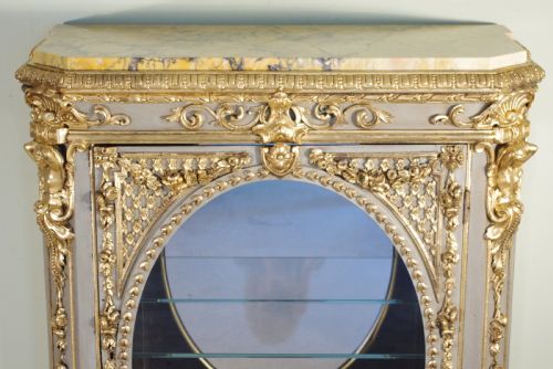 FRENCH PAINTED AND PARCELGILT VITRINE WITH MARBLE TOP - ADDITIONAL PHOTO 1
