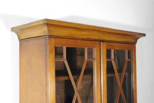 SMALL EDWARDIAN MAHOGANY BOOKCASE - ADDITIONAL PHOTO 4