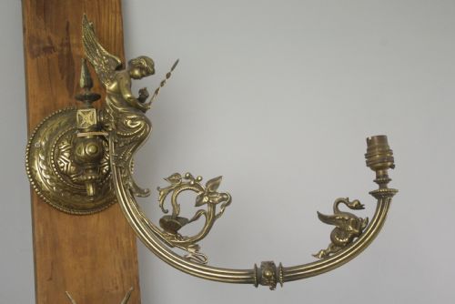 PAIR OF DECORATIVE VICTORIAN BRASS WALL LIGHTS - ADDITIONAL PHOTO 3