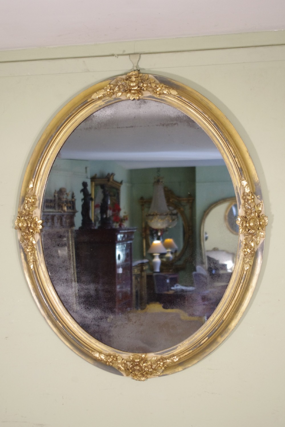 English Victorian Gilt Oval Wall/Overmantle Mirror