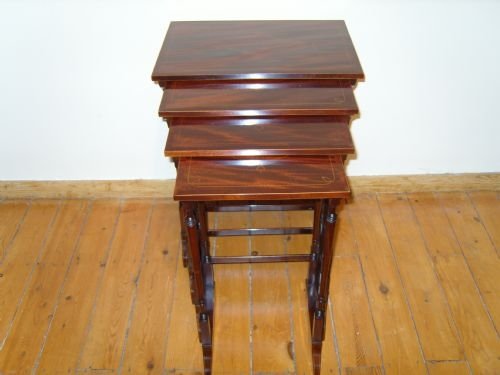 Nest of Tables Quarteto