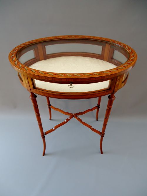 A Fine Satin Wood Bijouterie / Display Table