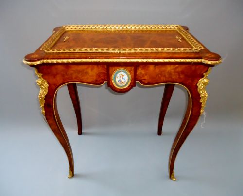 A Fine Quality Burr Walnut Planter / Jardiniere / Table
