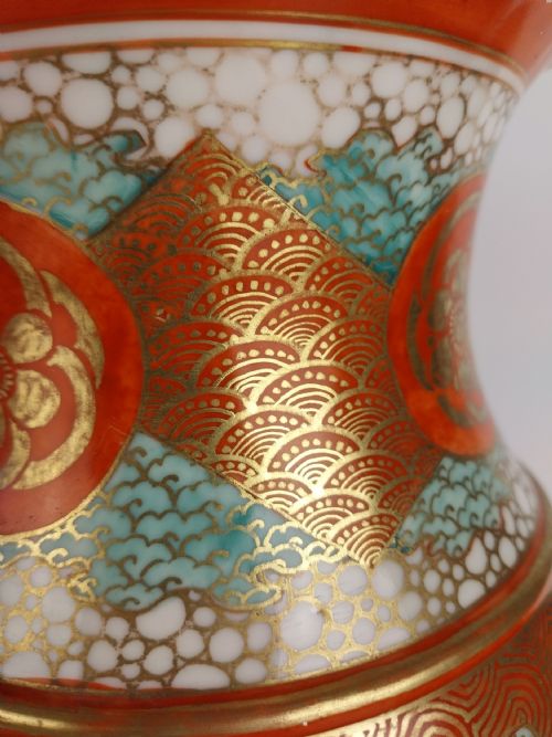 PAIR OF JAPANESE KUTANI VASES - ADDITIONAL PHOTO 3