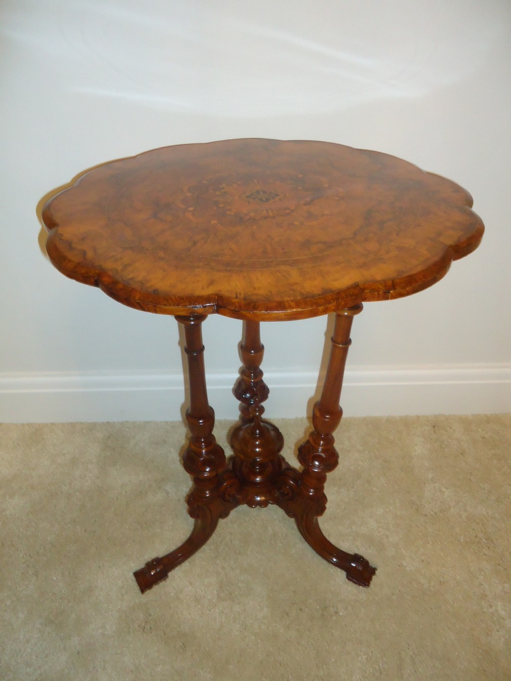 A good quality burr walnut occasional , side , wine , lamp table