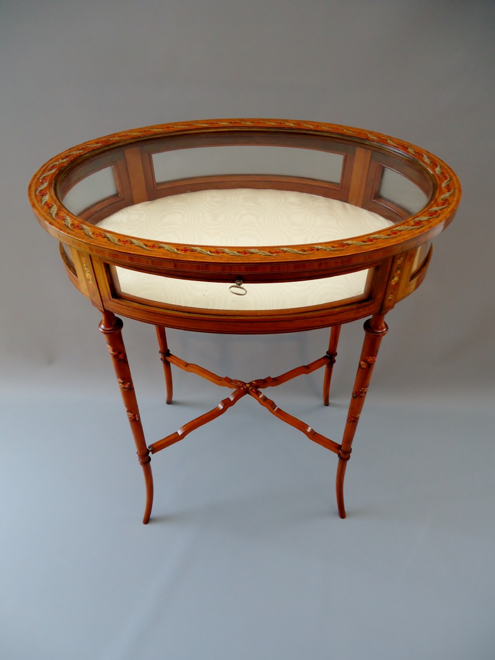 A fine satin wood bijouterie / display table