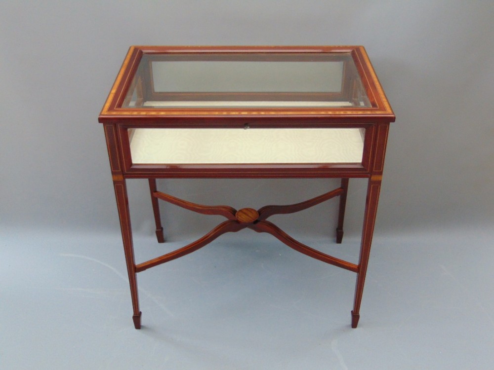 A Mahogany bijouterie display table 