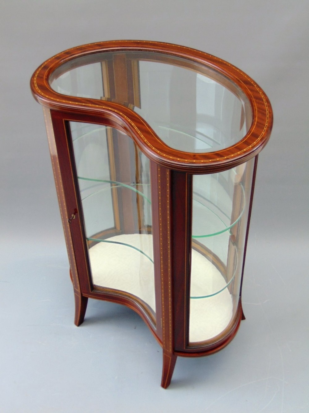 A GOOD QUALITY MAHOGANY BIJOUTERIE CABINET DISPLAY VITRINE 