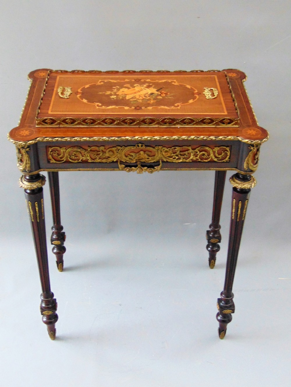 A fine Rosewood Planter Jardinere stand