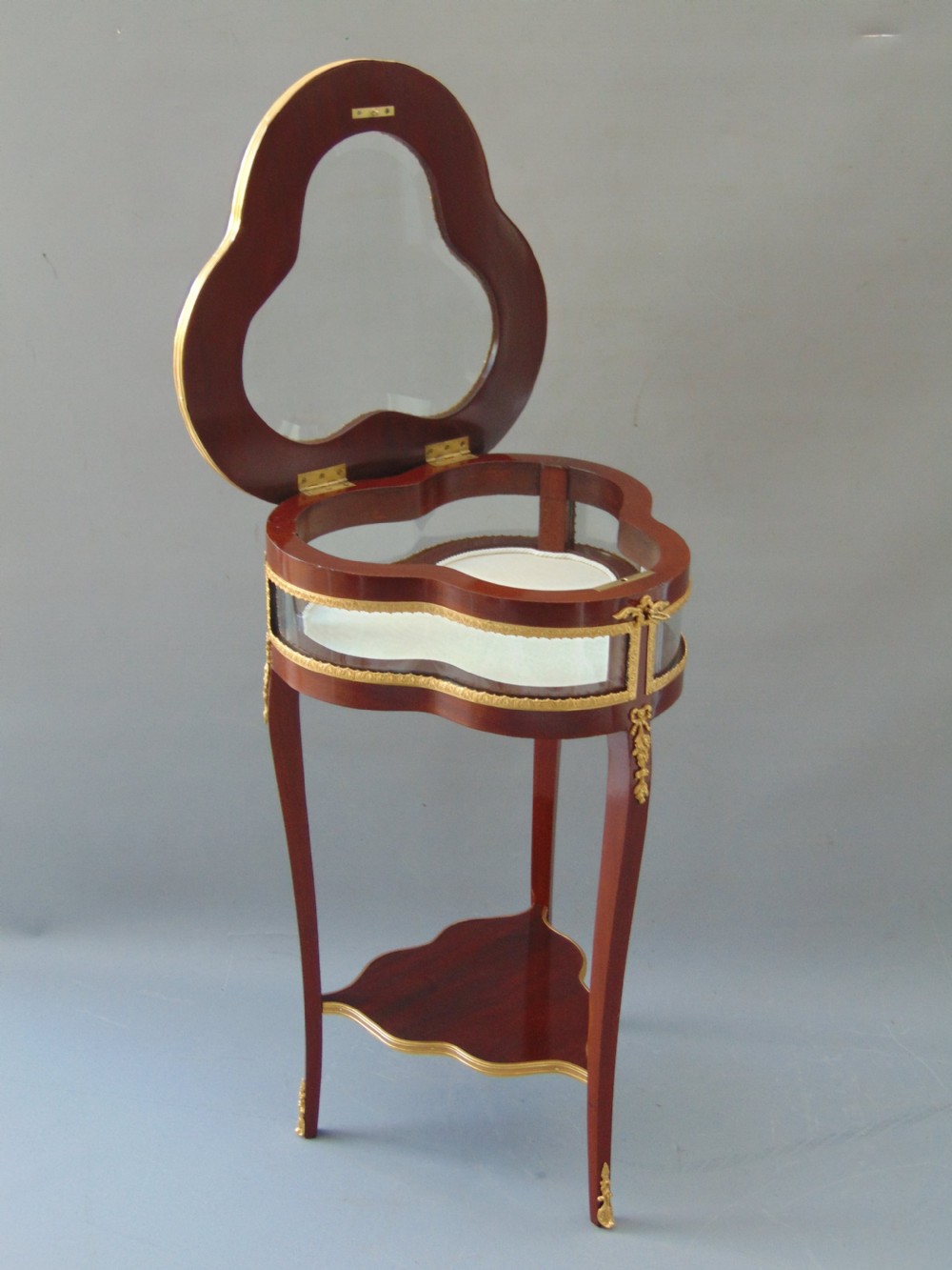 A fine mahogany bijouterie display table View VI