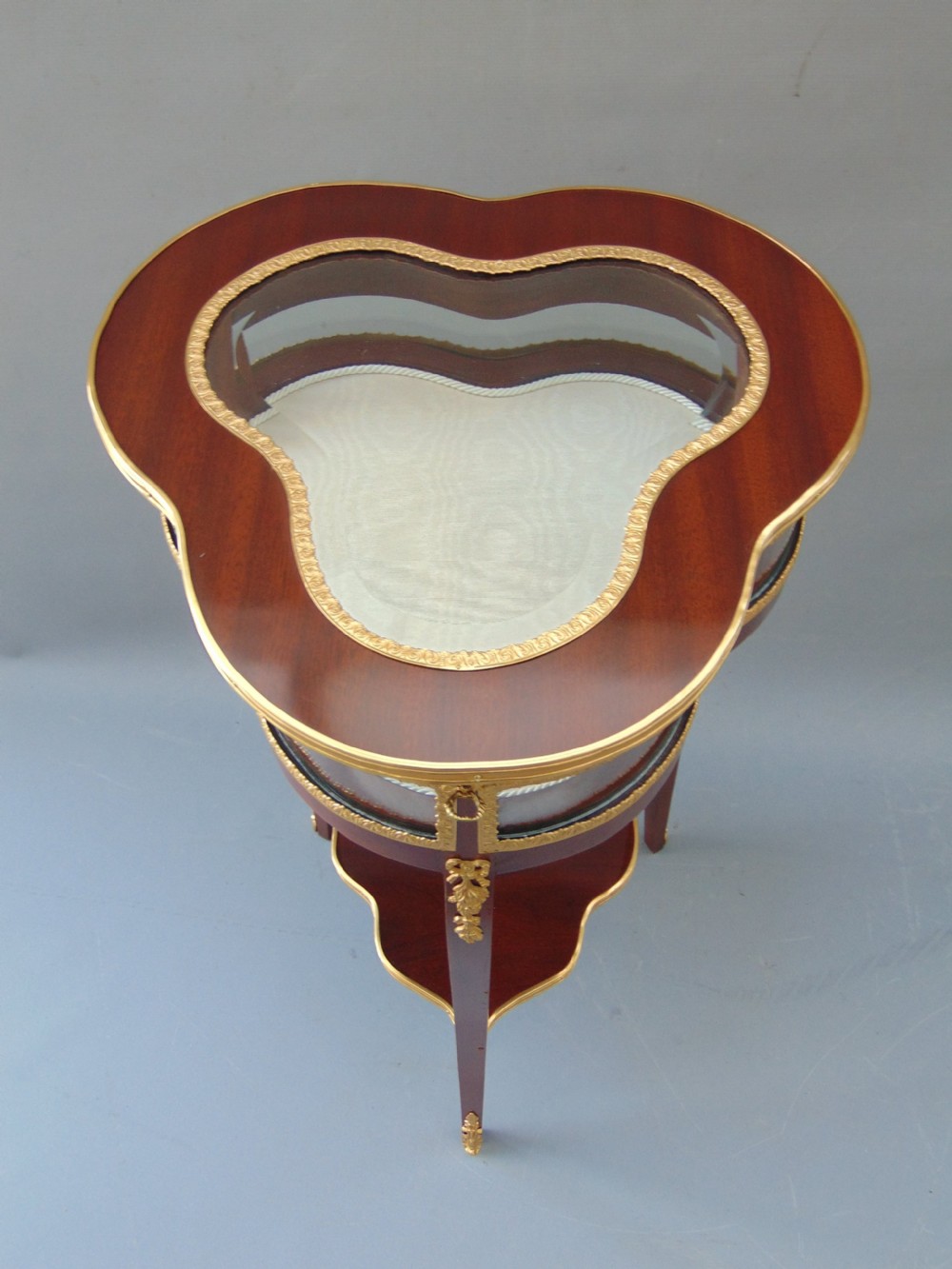 A fine mahogany bijouterie display table View VII