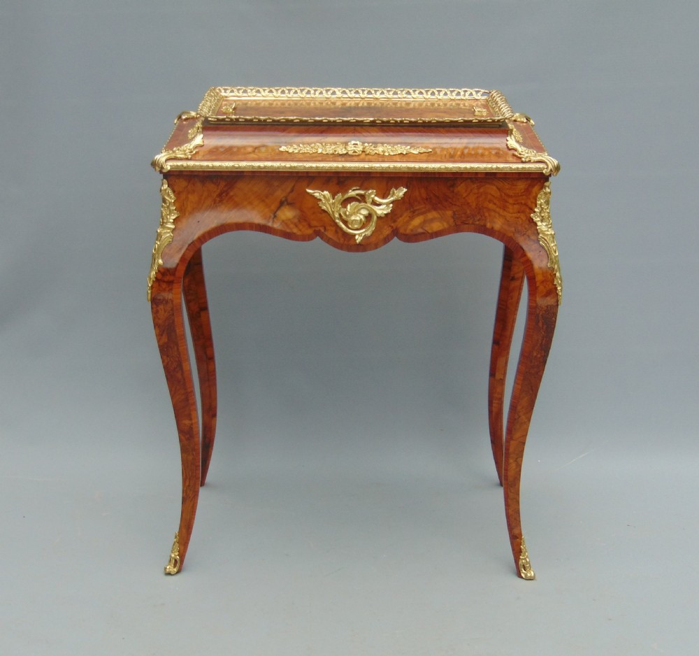 A WALMUT JARDINERE PLANTER