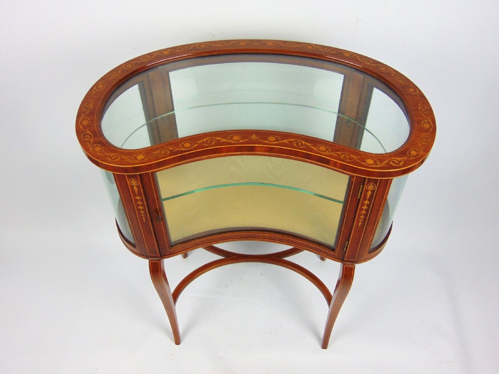 A most elegant mahogany bijouterie display cabinet 