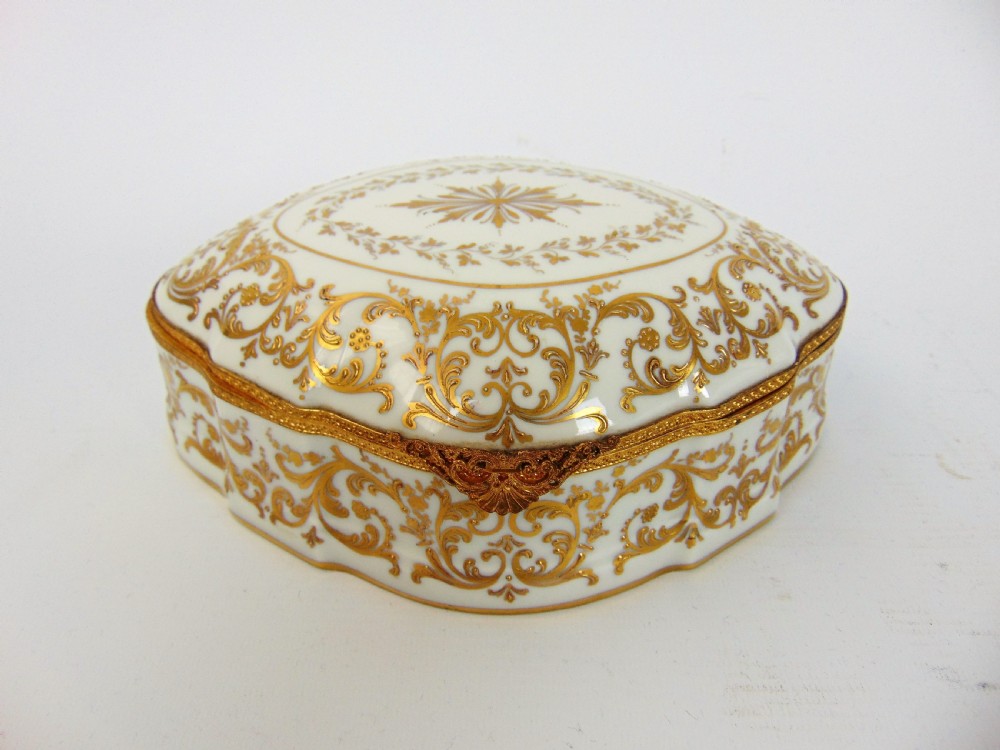 A fine porcelain jewellery box casket 