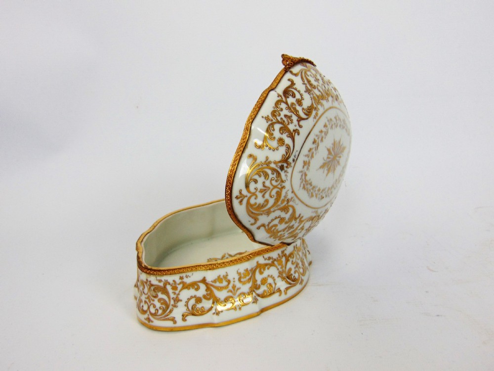 A fine porcelain jewellery box casket  View V